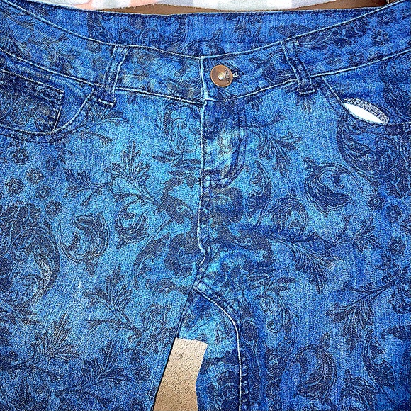 Women's Size 8 Decoded jeans with flower pattern like new - Picture 2 of 9